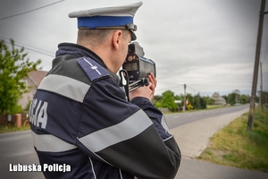 Policjant w trakcie pomiaru prędkości