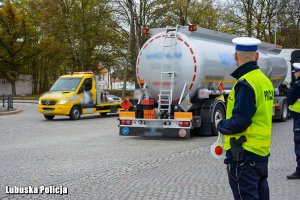 policjanci obserwują ruch na drodze