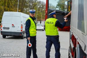 policjanci kontrolują kierowcę