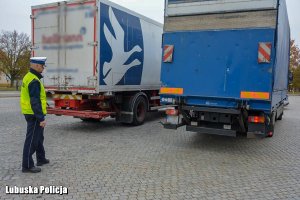 policjant kontroluje stan techniczny pojazdu