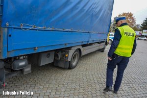 policjant kontroluje stan techniczny pojazdu