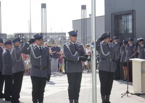 Wciąganie flaki na maszt. Wszyscy stoją na baczność