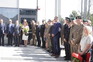 Zaproszeni goście oraz mieszkańcy powiatu krośnieńskiego podczas uroczystości Święta Policji