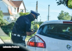policjant kontroluje kierowcę