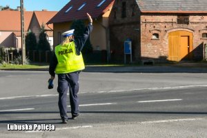 Policjantka ruchu drogowego dająca znak do zatrzymania