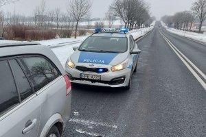 radiowóz policyjny i stojący przed nim samochód