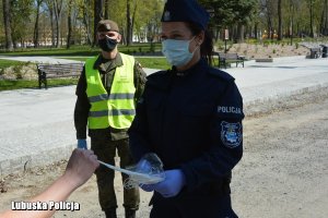 policjantka rozdaje maseczki