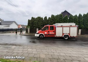 wóz strażacki i strażacy