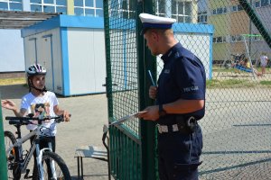 policjant rozmawia z dzieckiem
