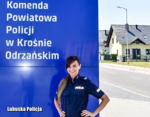 policjantka, w tle napis Komenda Powiatowa Policji w Krośnie Odrzańskim