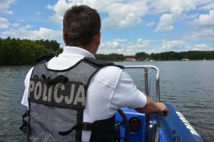 policjant płynie łodzią motorową