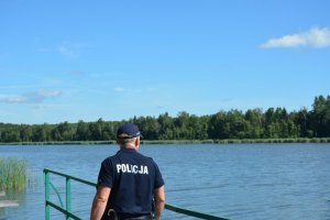 policjant podczas kontroli akwenu