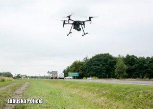dron na tle skrzyżowania