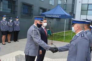 wręczenie aktów mianowania przez policjantów i starostę, w tle policjanci