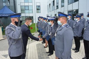 wręczenie policjantom aktów mianowania, policjant oddaje honor komendantowi, starosta składa gratulacje