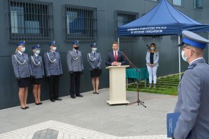 przemówienie Starosty Krośnieńskiego, obok stoją policjanci