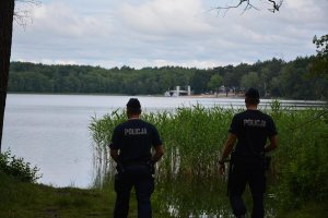 policjanci kontrolują jezioro