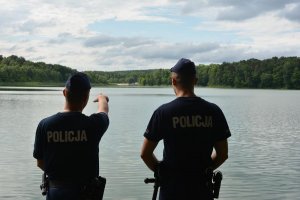 policjanci kontrolują jezioro