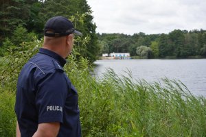 policjant obserwuje jezioro