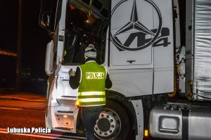 policjant wsiada do ciężarówki