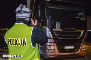 technik kryminalistyki fotografuje ciężarówkę