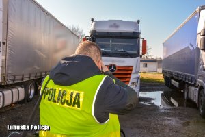 technik kryminalistyki fotografuje zabezpieczone ciężarówki
