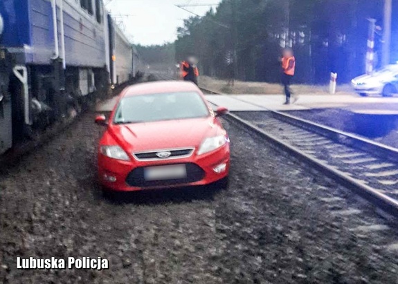 Brak ostrożności na przejeździe kolejowym mógł zakończyć się tragicznie