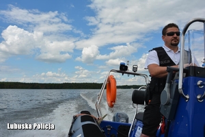 policjant na motorówce