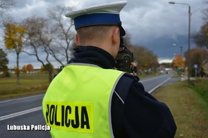 policjant ruchu drogowego mierzy prędkość