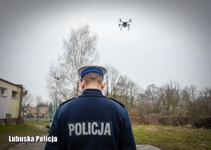 policjant obsługuje drona