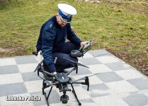 policjant przy dronie