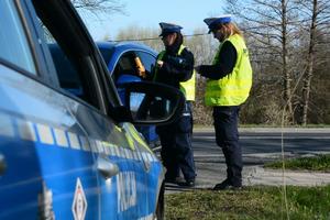 policjantki kontrolują kierowcę