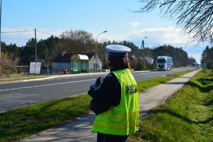 policjantka obserwuje ruch na drodze