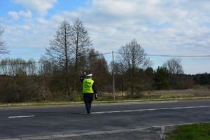 policjantka daje znak do zatrzymania się