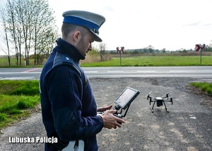 policjant podczas obsługi drona