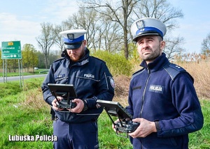 policjanci podczas obsługi drona