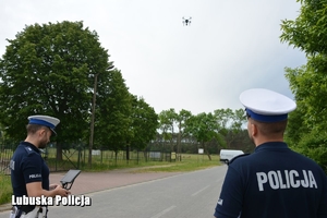 policjanci uruchamiają drona