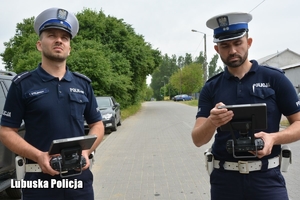 policjanci podczas obsługi drona