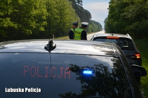 policjanci w trakcie kontroli drogowej