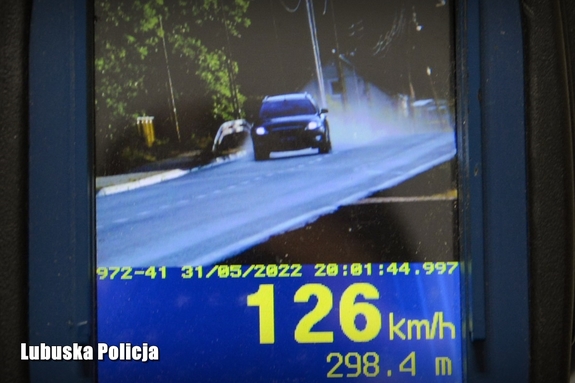 Zatrzymane prawo jazdy i 2,5 tysiąca złotych mandatu za jazdę z nadmierną prędkością