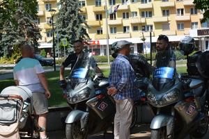 policjanci rozmawiają z ludźmi przy motocyklach