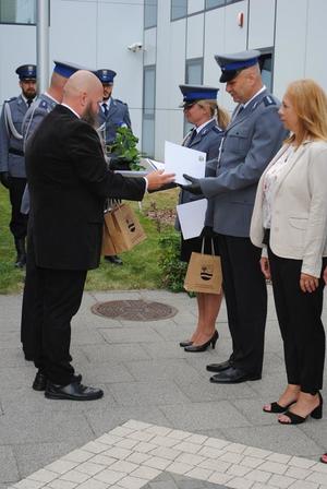 wręczenie policjantom i pracownikom policji wyróżnień