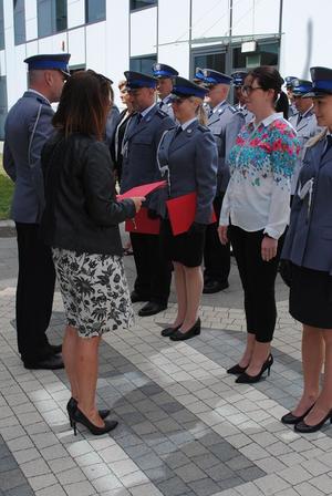 policjant odbiera wyróżnienie