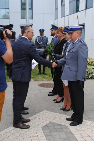 wręczenie policjantom i pracownikom policji wyróżnień