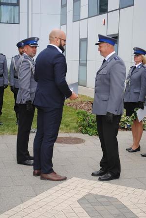 policjant odbiera wyróżnienie