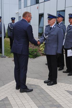 policjant odbiera wyróżnienie