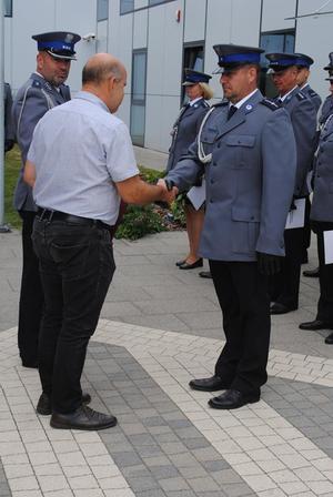 policjant odbiera wyróżnienie