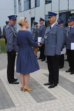 policjant odbiera wyróżnienie