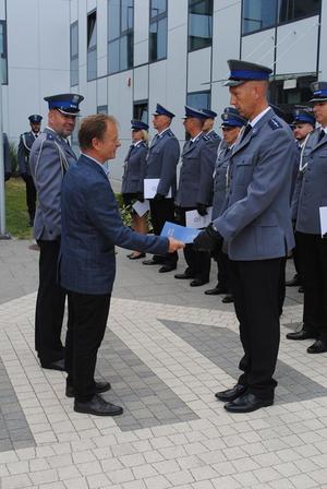 policjant odbiera wyróżnienie