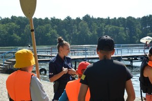 policjantka rozmawia z uczestnikami obozu